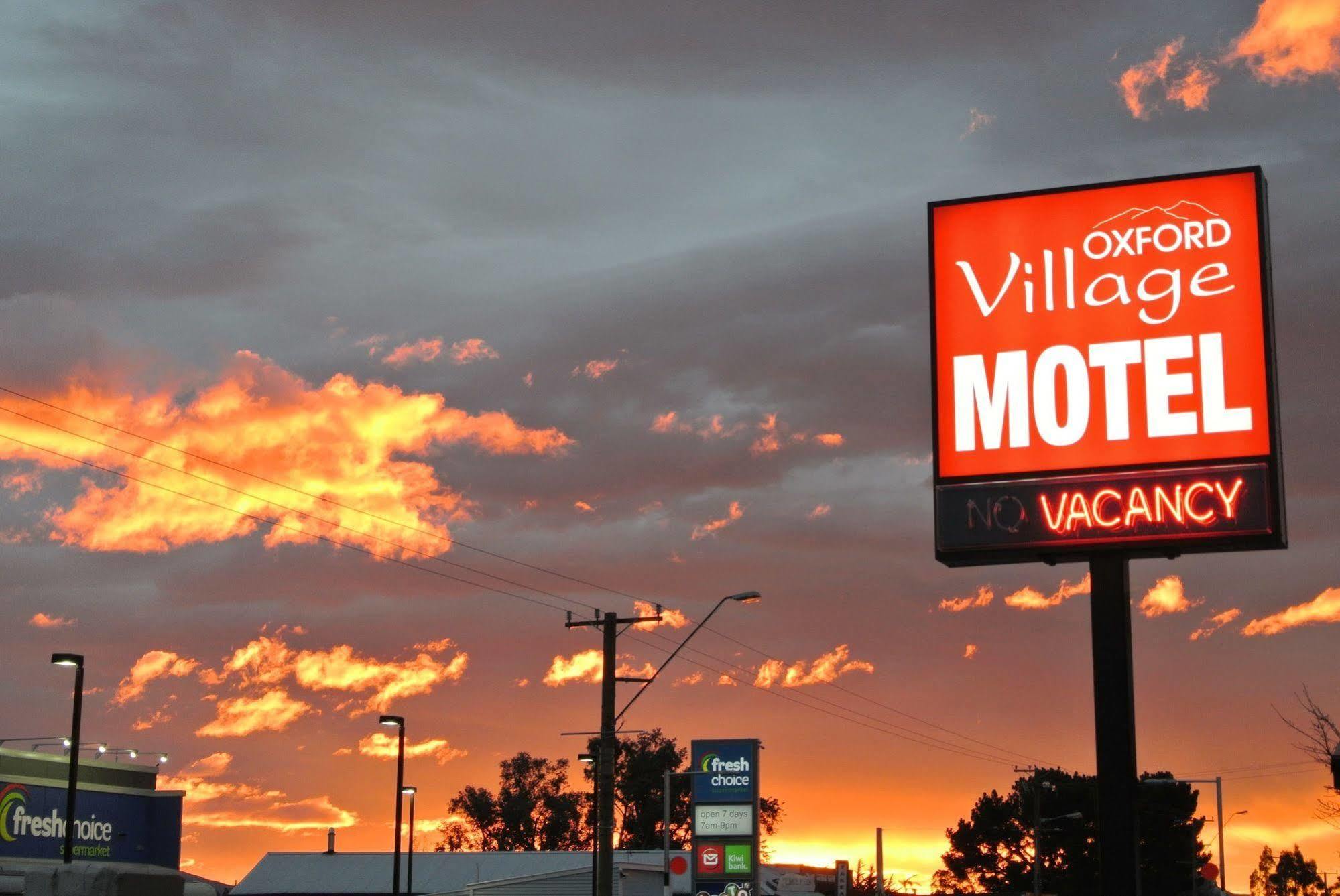 Oxford Village Motels Экстерьер фото