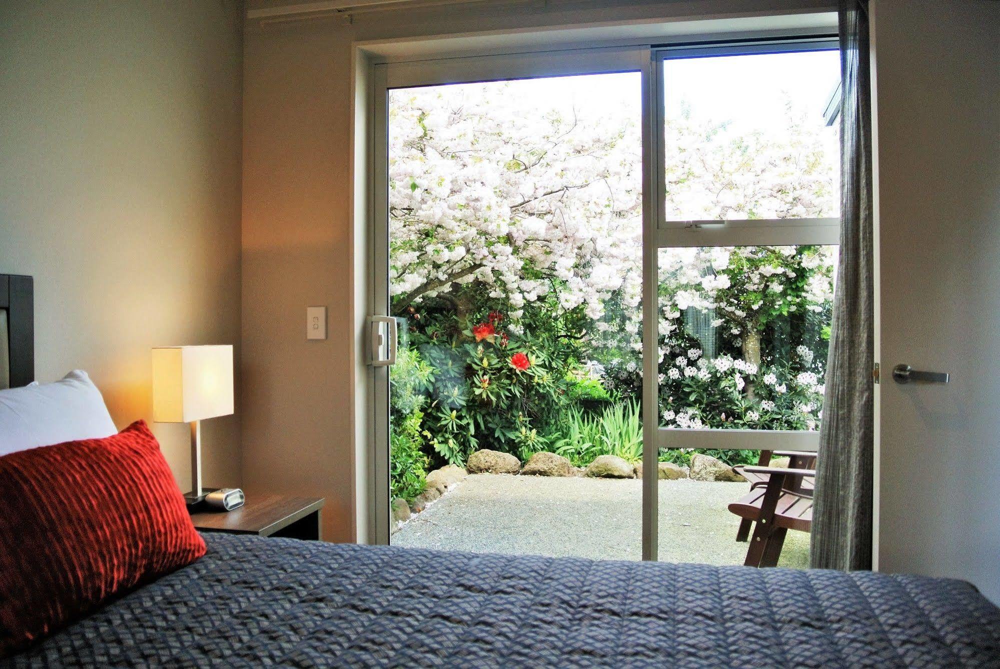 Oxford Village Motels Экстерьер фото
