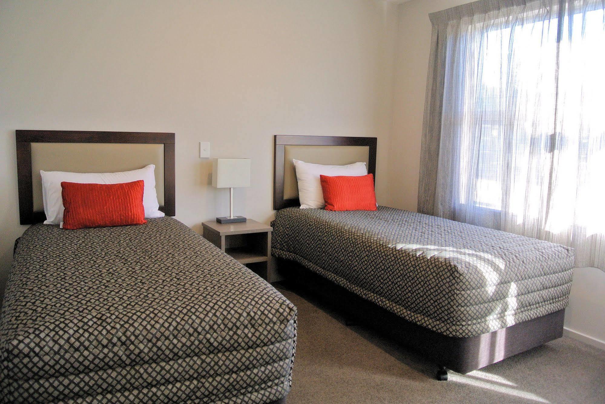 Oxford Village Motels Экстерьер фото