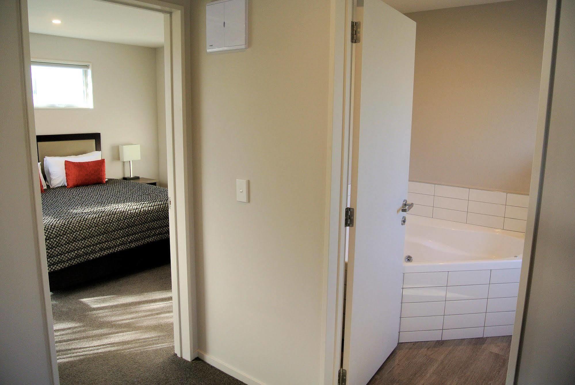 Oxford Village Motels Экстерьер фото