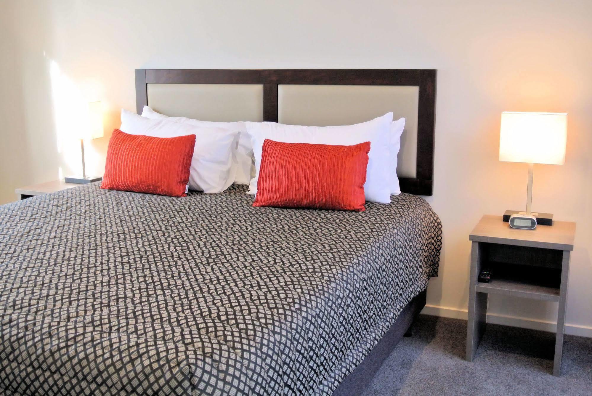 Oxford Village Motels Экстерьер фото